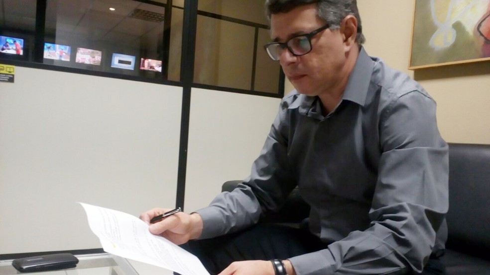 Rogério Oliveira, gerente do INSS em João Pessoa, recomenda máximo de exames e documentos (Foto: André Resende/G1)