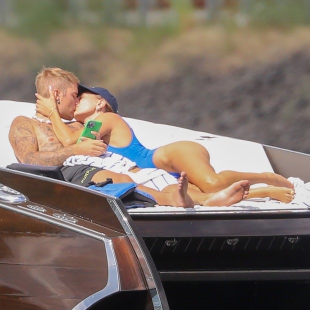 Photo © 2022 Backgrid/The Grosby GroupPREMIUM EXCLUSIVEIdaho , July 11 , 2022As long as you love me. Justin and Hailey put on a very sweet loved up display as they lounge on a boat stern during ride on the lake in Couer d’Alene.  Justin snuggled up to (Foto: Backgrid/The Grosby Group)