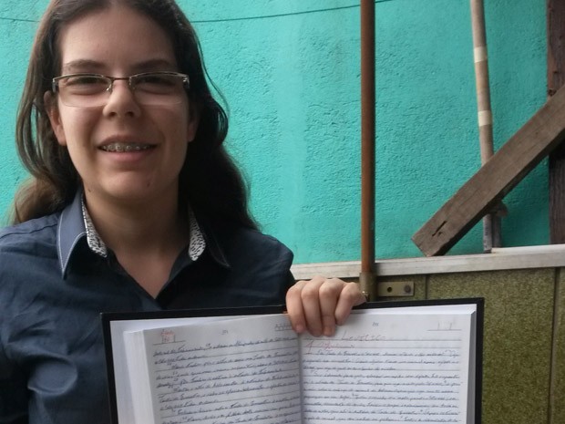 Cristã evangélica, Lauane Destro Viana demorou apenas oito meses para manuscrever a Bíblia  (Foto: Arquivo recordista)