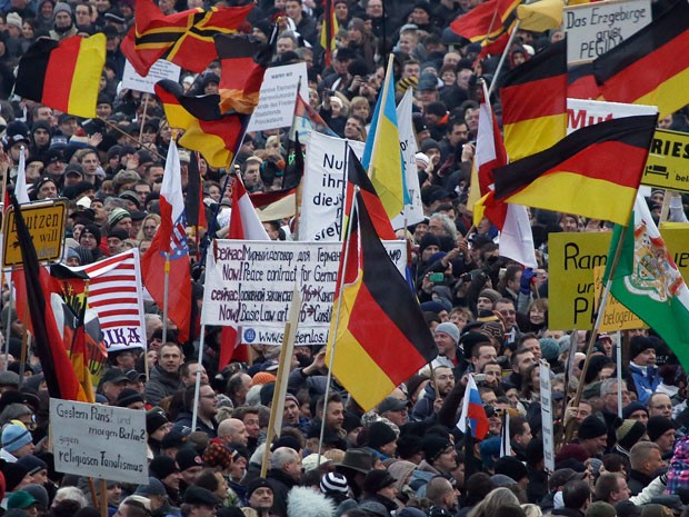 Pessoas levaram bandeiras da alemanha em protesto contra Islã organizado pelo movimento Pegida na Alemanha (Foto: AP Photo/Michael Sohn) Pessoas levaram bandeiras da alemanha em protesto contra Islã organizado pelo movimento Pegida na Alemanha (Foto: AP Photo/Michael Sohn)