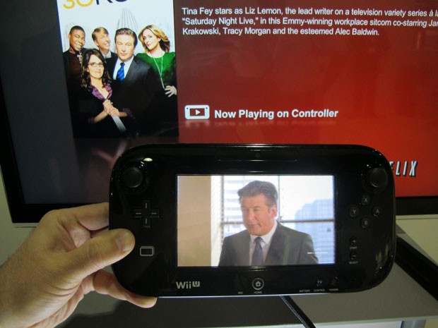 Assistindo ao Netflix no controle do Wii U (Foto: Gustavo Petró/G1)