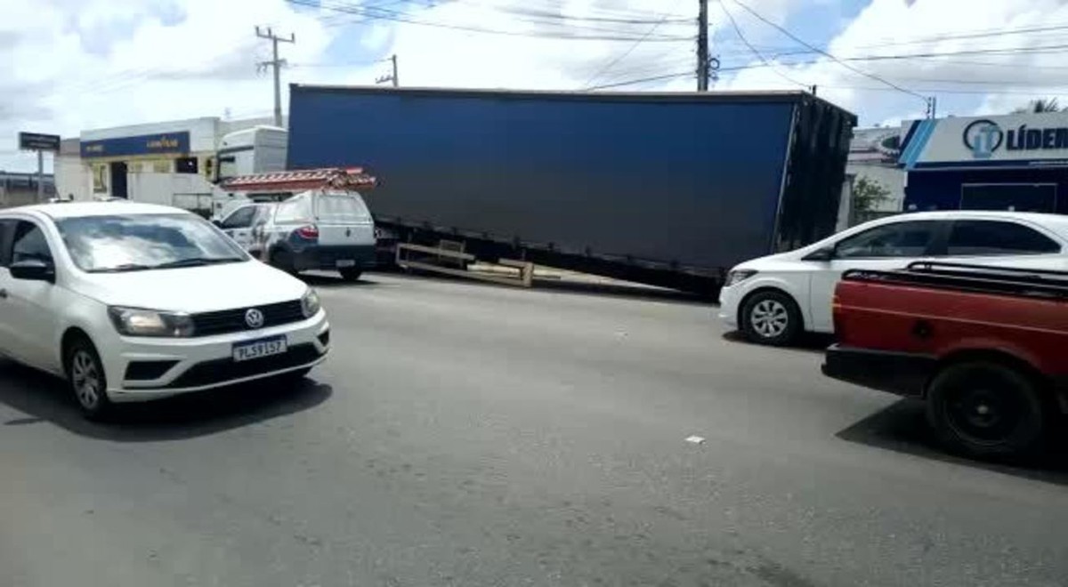 Ba Se Desprende De Carreta E Deixa O Tr Nsito Lento Na Via Expressa