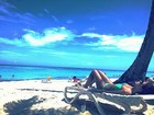De biquíni, Paloma Bernardi pega sol em praia de Punta Cana