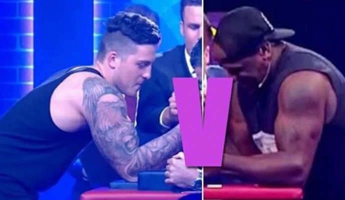 Ross, à esquerda, quebrou o braço de forma impressionante contra Wendell Sailor (Foto: Reprodução)