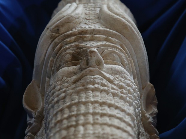 Escultura da cabeça do rei assírio Sargon II é exibida durante cerimônia de repatriação de itens culturais ao Iraque, em Washington, na segunda-feira (16) (Foto: Mark Wilson/Getty Images/AFP)