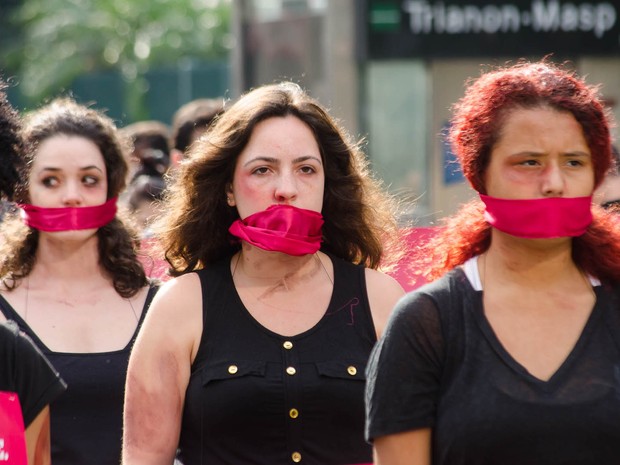 Manifestantes protestam pelo fim da violência contra as mulheres (Foto: Rogerio Cavalheiro/Futura Press/Estadão Conteúdo)
