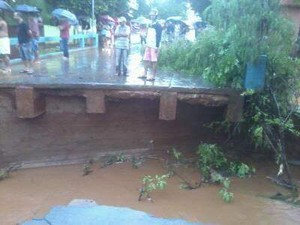 Ponte foi levada pela enxurrada (Foto: Gugu Santiago/ Arquivo pessoal)