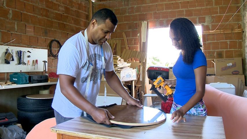 Rodrigo e a esposa na fabricação de puffs (Foto: Divulgação/ TV Gazeta)