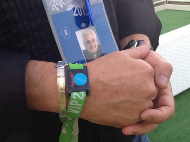 Roberto Medina entrega pulseira Vip para fãs que foram roubadas na fila do Rock in Rio (Foto: MariuchaMachado/G1)