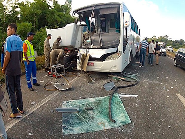 Batida entre ônibus e carreta mata um e deixa 17 feridos, diz PRF (Foto: Imagem/ TV Bahia)