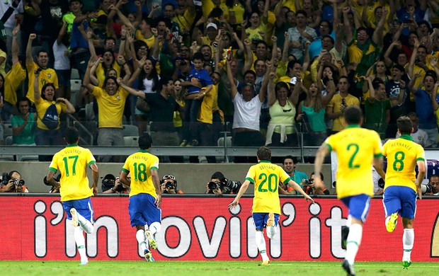 Paulinho gol Brasil Uruguai (Foto: Reuters)