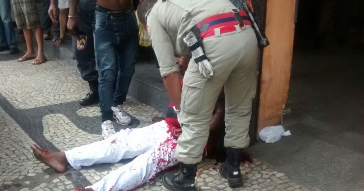 Homem é esfaqueado no Centro de Petrópolis, RJ, neste domingo - Globo.com