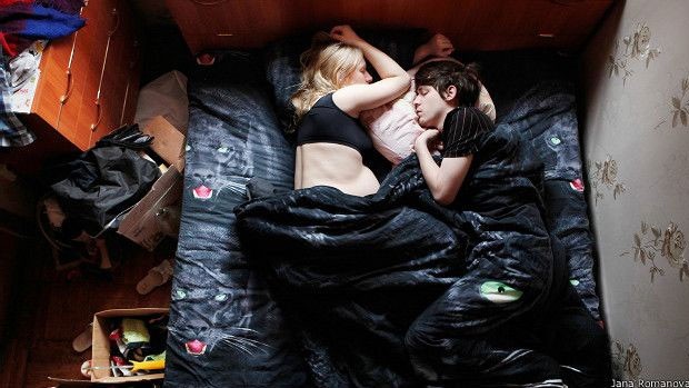 Romanova acredita que as fotos “dizem muito sobre como vivem os casais hoje em dia nas grandes cidades russas, mais de duas décadas depois do fim da União Soviética" (Foto: Jana Romanova) Romanova acredita que as fotos “dizem muito sobre como vivem os casais hoje em dia nas grandes cidades russas, mais de duas décadas depois do fim da União Soviética" (Foto: Jana Romanova)
