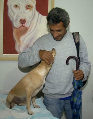 Reencontro da cadela com o dono, em Vitória (Foto: REprodução/ TV Gazeta)