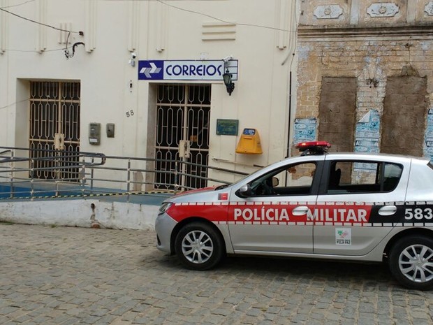Agência dos Correios é assaltada em Juarez Távora, na Paraíba (Foto: Altair Silva/TV Paraíba)