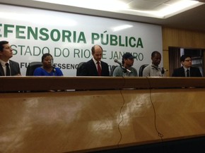 Defensoria Pública do RJ recebe parentes de jovens fuzilados por PMs em Costa Barros (Foto: Káthia Mello / G1)