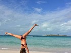 Gisele Bündchen posta foto dando estrela em praia paradisíaca