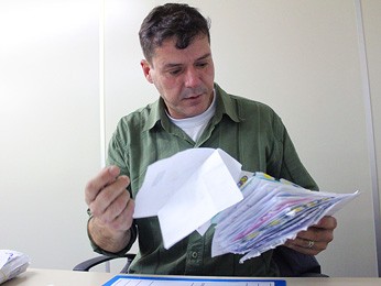 Sérgio Vaz trabalha há pelo menos oito anos na seleção de cartinhas (Foto: Fernando Lopes/G1)