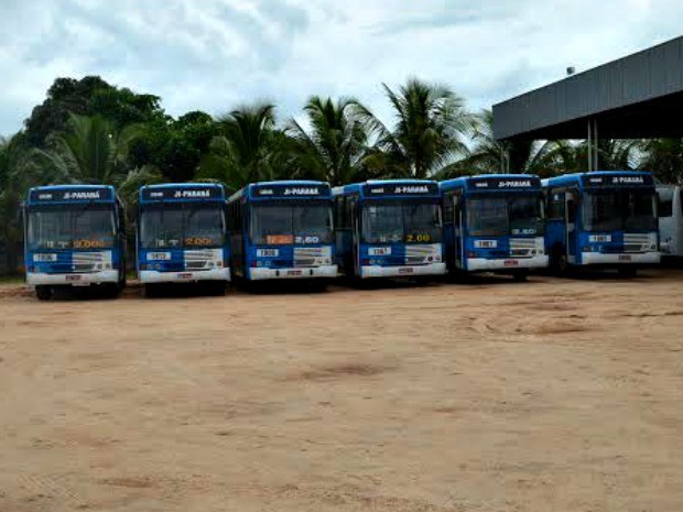 Ônibus ficaram parados no patio da empresa, em Ji-Paraná, RO (Foto: Roger Henrique/G1) Ônibus ficaram parados no patio da empresa, em Ji-Paraná, RO (Foto: Roger Henrique/G1)