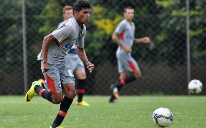 Romeo Fernandes realiza o primeiro treinamento com o sub23 do Furacão