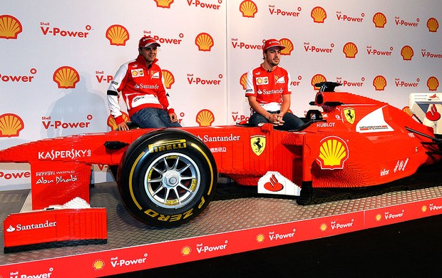 Alonso e Massa com uma Ferrari de brinquedo na Austrália (Foto: AFP)