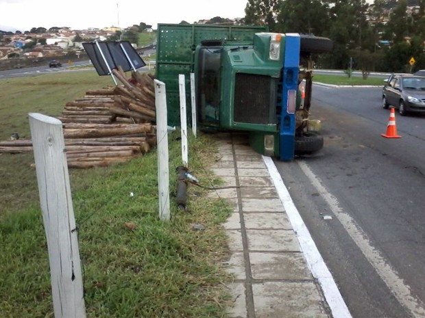 Caminhão carregado com madeira tomba no acesso à Dutra em Taubaté (Foto: Edgar Rocha/ TV Vanguarda)