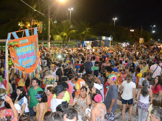 Bloco Fiquei Porque Quis sai pelas ruas de Ponta Negra no domingo de carnaval (Foto: Frankie Marcone)