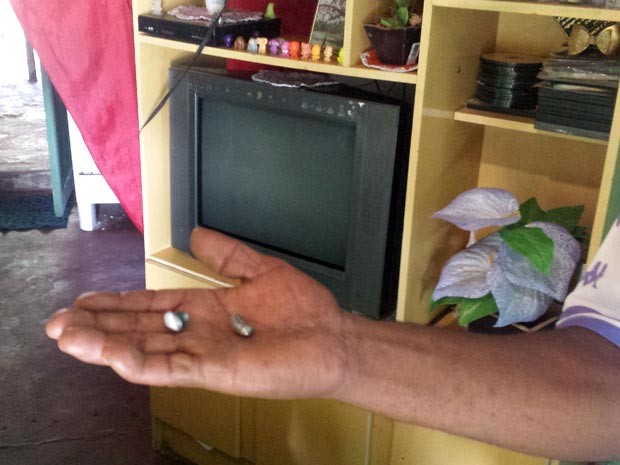 Avô de uma das crianças baleadas mostra projéteis após atentado (Foto: Robenilton Matos/ Site Giro em Ipiaú)