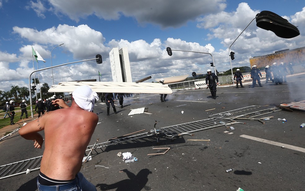 Manifestantes protestam contra Temer na Esplanada dos Ministérios (Foto: Wilton Junior/Estadão Conteúdo)
