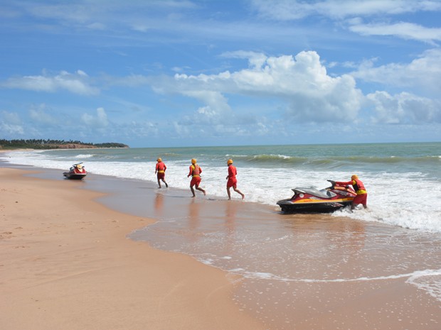 Buscas por jovem afogado em praia de João Pessoa seguem nesta sexta-feira (28) (Foto: Walter Paparazzo/G1)
