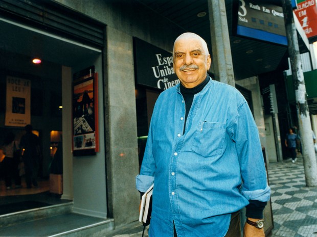 O ator Hugo Carvana em frente ao Espaço Unibanco de Cinema em São Paulo (SP), em 12 de maio de 1997 (Foto: Vidal Cavalcante/Estadão Conteúdo)