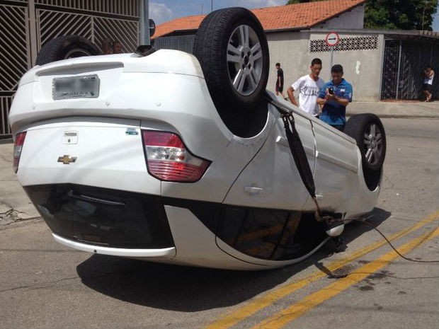 Mulher perde o controle e capota o carro em São José (Foto: Bruno Miranda/Arquivo Pessoal)