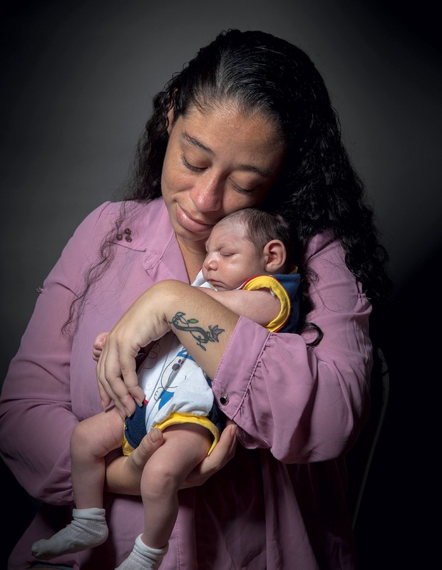 Pollyana Rabello,sobre seu filho ,Luiz Philipe.O bebê nasceu em dezembro com microcefalia.Pollyana teve uma virose paraecida com o zika no oitavo mês de gestação (Foto: Andre Arruda/ÉPOCA)