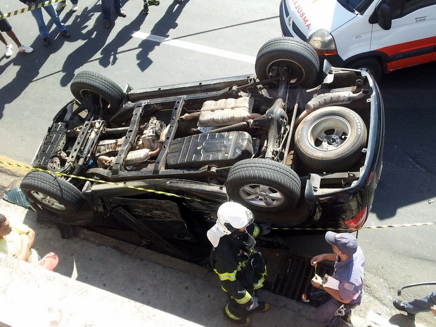 Carro ficou com as rodas para cima após batida no Centro de Piracicaba (Foto: Edijan Del Santo/EPTV)