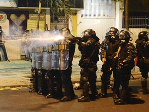 Protesto no Leblon, na Zona Sul do Rio, termina com cenas de vandalismo (Foto: Lucas Landau/ Reuters)