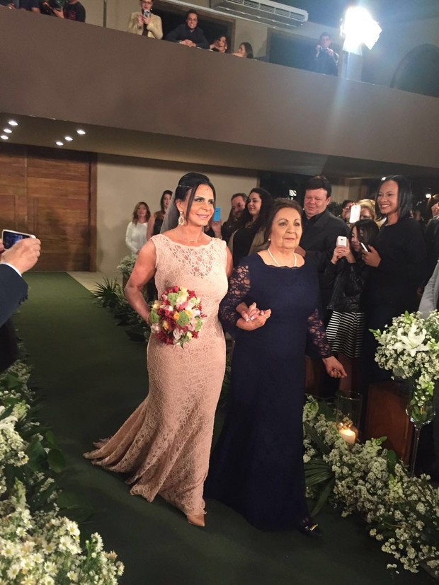 Gretchen entra na cerimônia com a mãe, Maria José (Foto: EGO)
