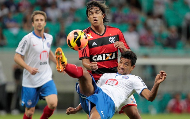 Marcelo Moreno e Wallyson Flamengo x Bahia (Foto: Eduardo Martins / Ag. Estado)