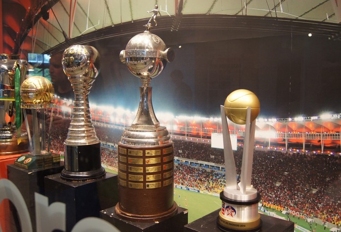 Troféu da Liga das Américas do Flamengo ao lado da taça da Libertadores, de 1981 (Foto: Thierry Gozzer)
