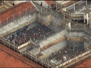 Detentos fazem rebelião no CDP do Putim, em São José dos Campos (Foto: Reprodução/ TV Vanguarda)