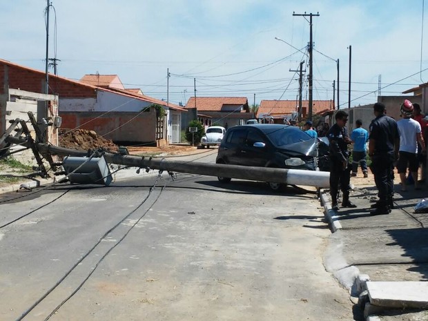 Poste caí em carro após batida no bairro Morada da Montanha (Foto: Felipe Silva/TV Rio Sul)