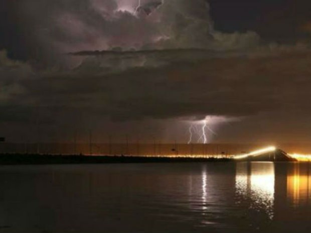 Internauta registra raio no céu da capital do Tocantins (Foto: Jackson Gomes/Arquivo pessoal)