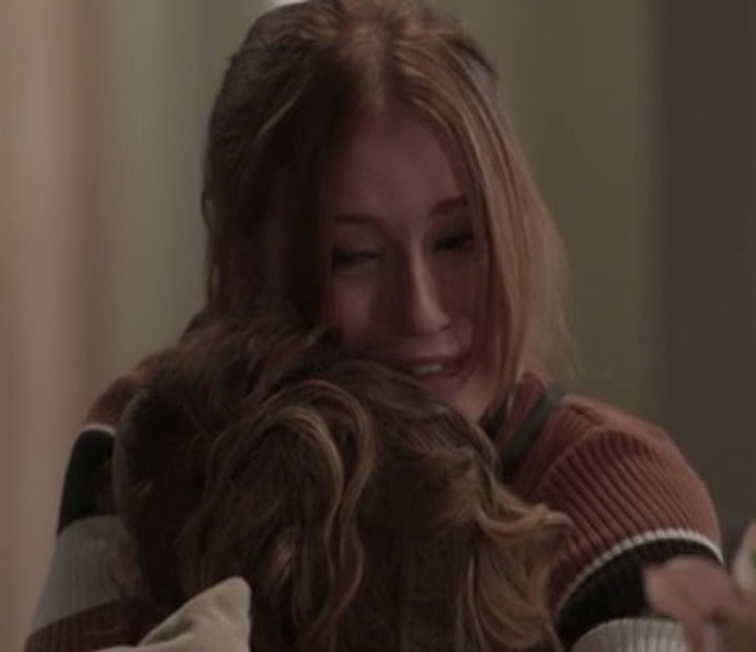 Eliza choro no colo da mãe após ser deixada por Arthur (Foto: TV Globo)