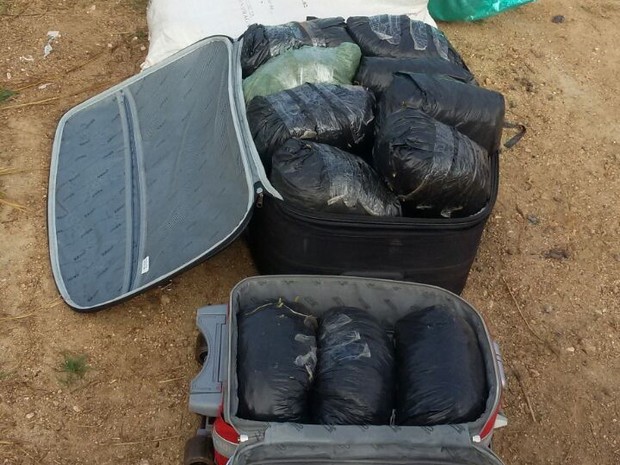 Droga estava em malas escondidas dentro da caminhonete (Foto: Divulgação/PM)