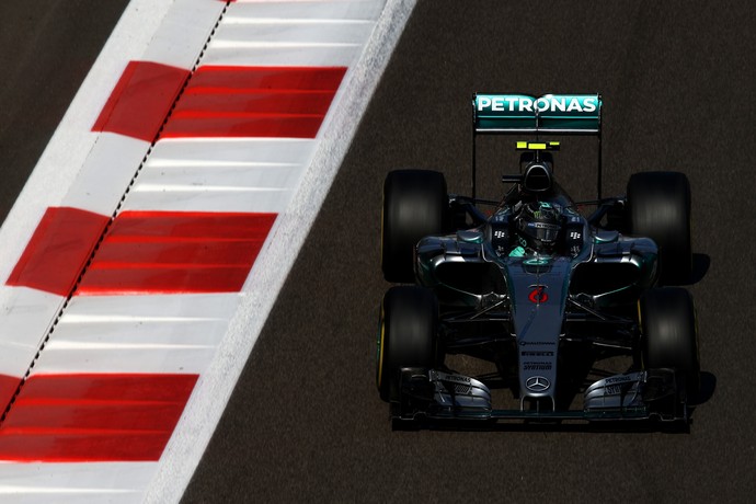 Nico Rosberg desbancou Lewis Hamilton e foi o mais rápido no segundo treino (Foto: Getty Images)