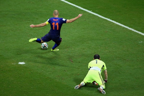 Casillas levou cinco da Holanda. Na Copa de 2010, ele levou apenas dois tentos durante todo o torneio (Foto: Getty Images)