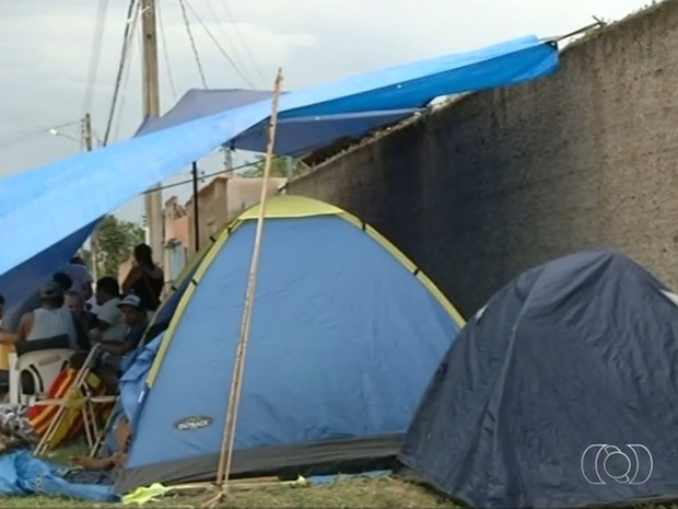 Pais levaram barracas e dormem na porta de escolas para conseguir vagas para os filhos, em Goiás (Foto: Reprodução/TV Anhanguera)