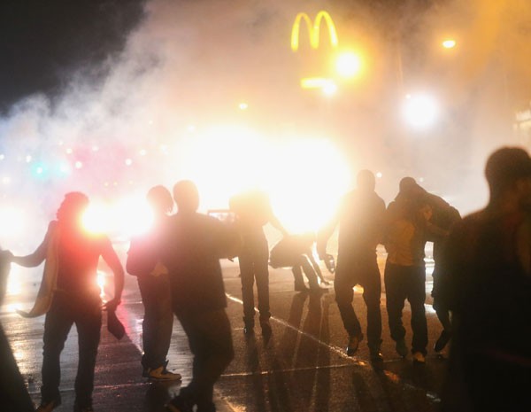 Polícia atira gás lacrimogênio nos manifestantes que quebraram toque de recolher. (Foto: Scott Olson/Getty Images/AFP)