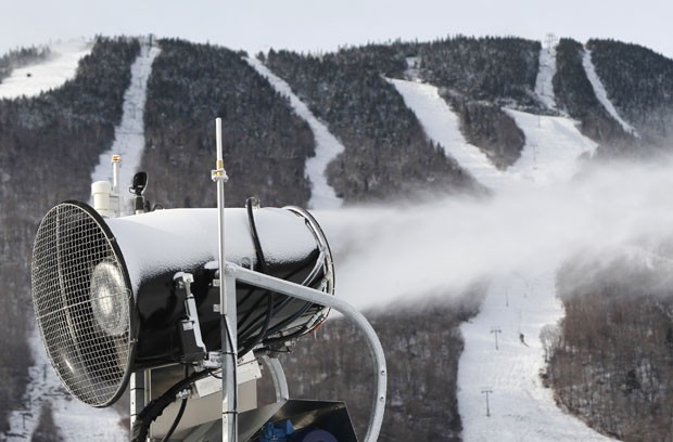Canhões de neve no resort Stowe em Vermont  (Foto: Toby Talbot/AP)