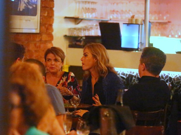 Angélica e Luciano Huck em restaurante na Zona Oeste do Rio (Foto: Ag. News)