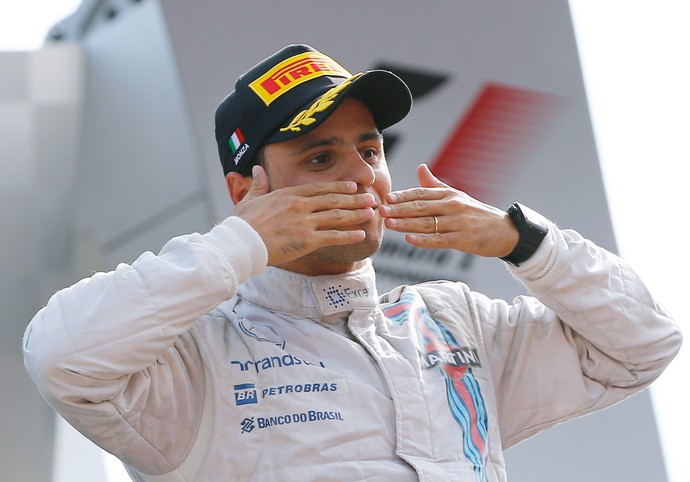 Felipe Massa manda beijos para os fãs italianos no pódio do GP da Itália (Foto: EFE)